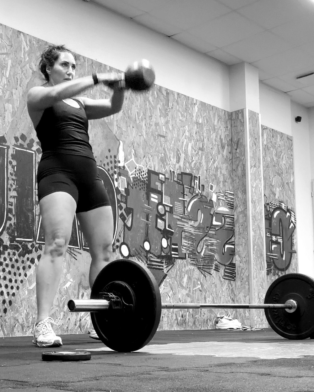 Kettlebell swing pendant un cours de CrossFit à Aix-en-Provence